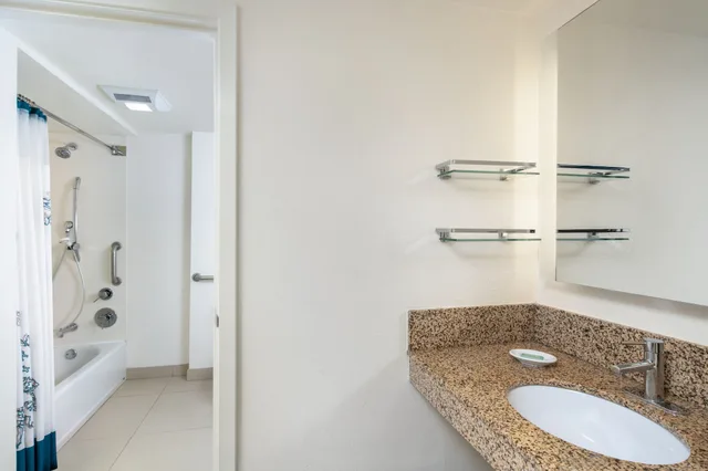 جناح بسرير كينج بغرفة نوم واحدة مع أريكة، Residence Inn New Orleans Metairie 5/9