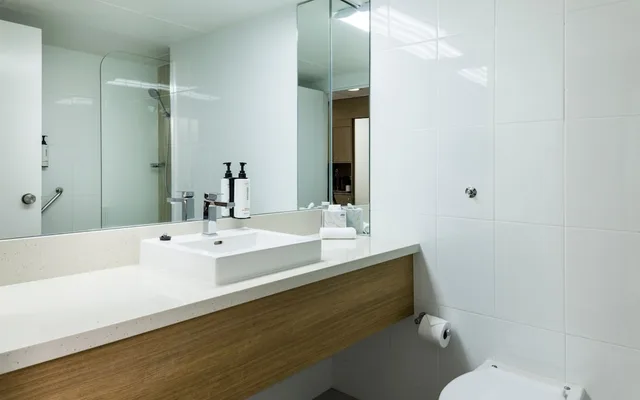 غرفة ديلوكس بسرير كينج بشرفة، Pacific Hotel Cairns 6/7