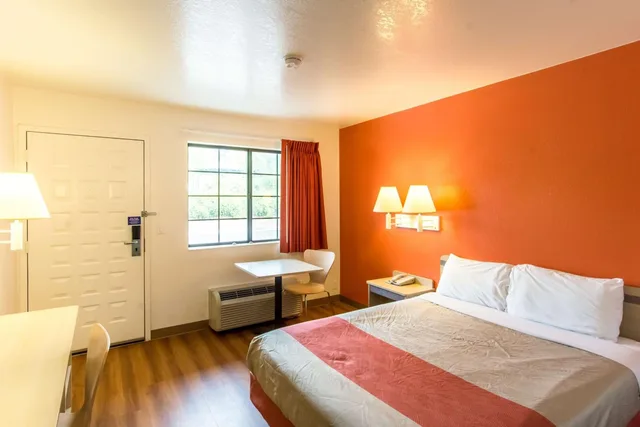 1 Queen Bed - Micfridge، Motel6 Redding, CA - North 3/10