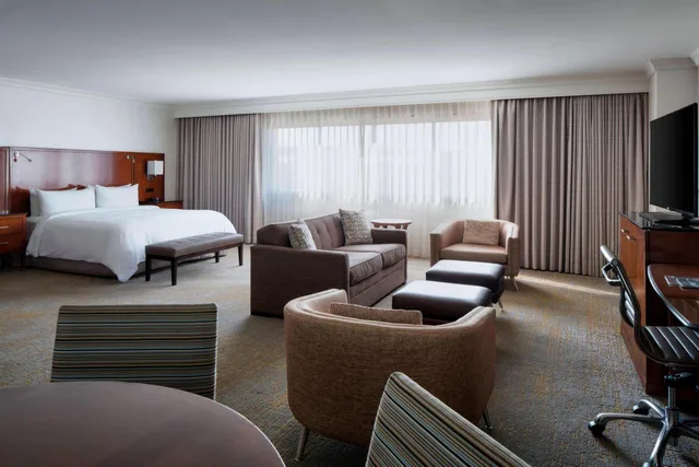 جناح جونيور عائلي بسرير كينج مع أريكة، Marriott Los Angeles Burbank Airport 2/3