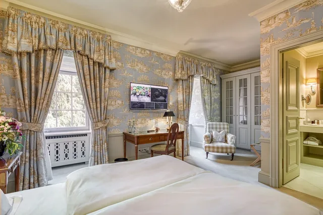 غرفة بسرير كوين، WALD AND SCHLOSSHOTEL FRIEDRICHSRUHE 2/3