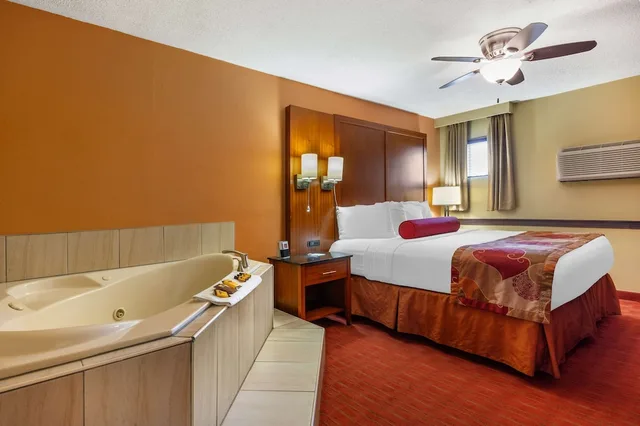 جناح بسرير كينج مع أريكة بمنطقة جلوس بمطبخ صغير، Best Western Plus Georgetown Corporate Center Hotel 2/3