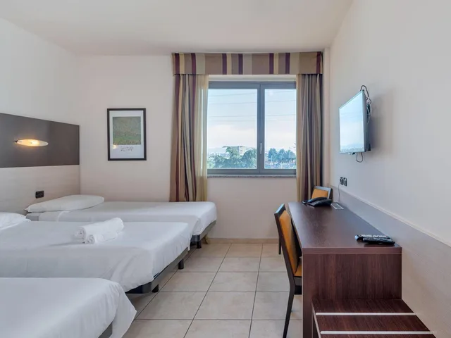 Triple Room Three Separate Beds, B&B HOTEL Settimo Torinese 7/10