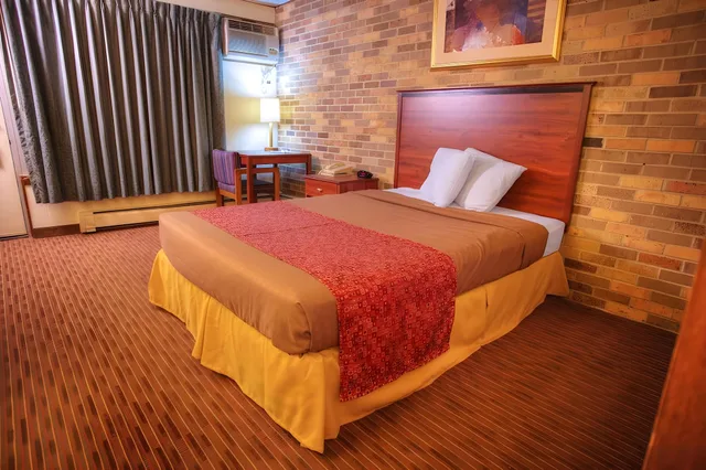 غرفة بسرير كوين، Thunderbird Lodge 1/1