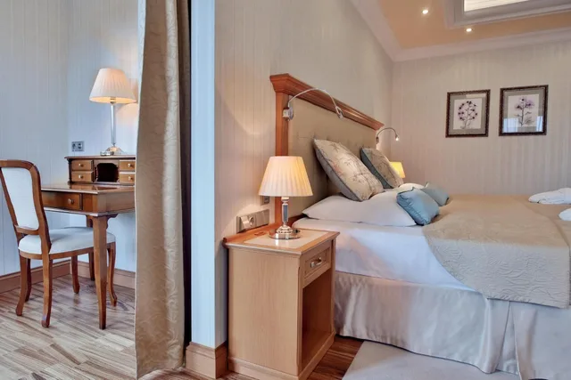 جناح غراند بإطلالة على النهر بشرفة بغرفتي نوم، Retro Riverside Wellness Resort 3/5