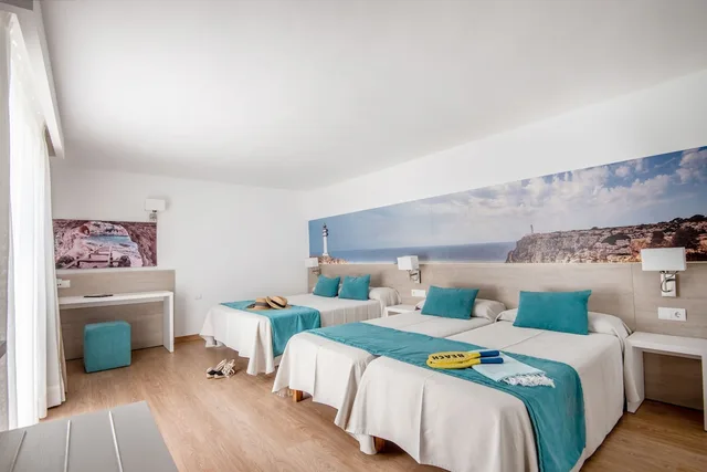 غرفة رباعية بسرير مزدوج وسريرين منفصلين، Hostal Es Pi 2/2