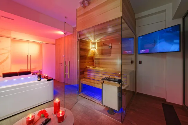 Wellness, King Bed, Sauna, Hot Tub، Hotel Aura Design & Garden Pool 8/8