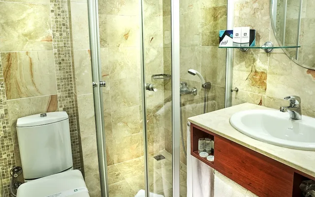غرفة قياسية ثلاثية بسرير كوين وسرير فردي، Feronya Hotel 2/2
