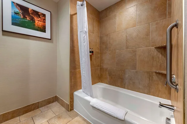 جناح بسريرين كوين بإطلالة على البحيرة مع أريكة في الطابق الأرضي، Lift Bridge Lodge Ascend Hotel Collection 5/5