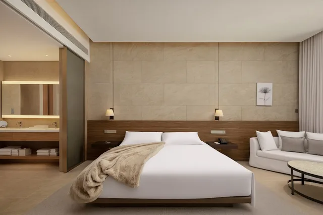 Room, King Bed, Ocean Front, Balcony، The Sanya Edition 3/5