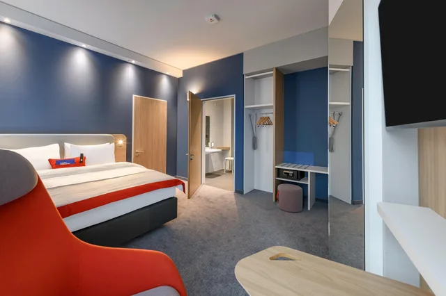 Room, Queen Bed, Accessible, Holiday Inn Express Regensburg 2/4
