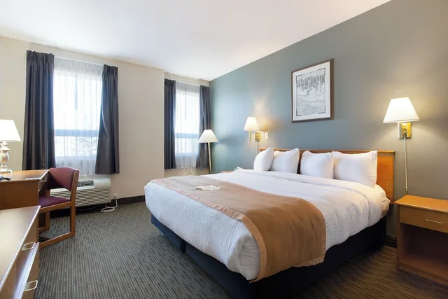 غرفة قياسية بسرير كينج، Lakeview Inn & Suites 1/2