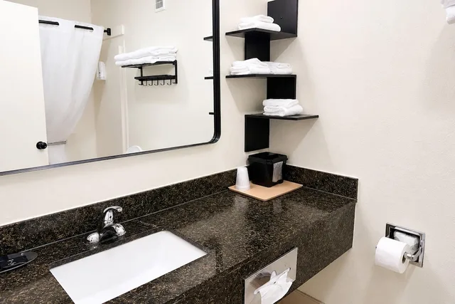 غرفة بسرير كينج لذوي الإعاقة، Quality Inn Harrodsburg-Danville 8/9