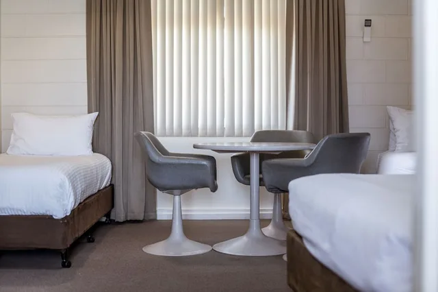 غرفة عائلية بسرير كوين وسريرين منفصلين، Hospitality Inn Geraldton SureStay Collection by Best Western 5/8