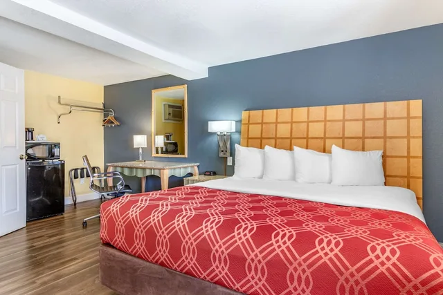 غرفة قياسية بسرير كينج، Econo Lodge Clovis 6/9