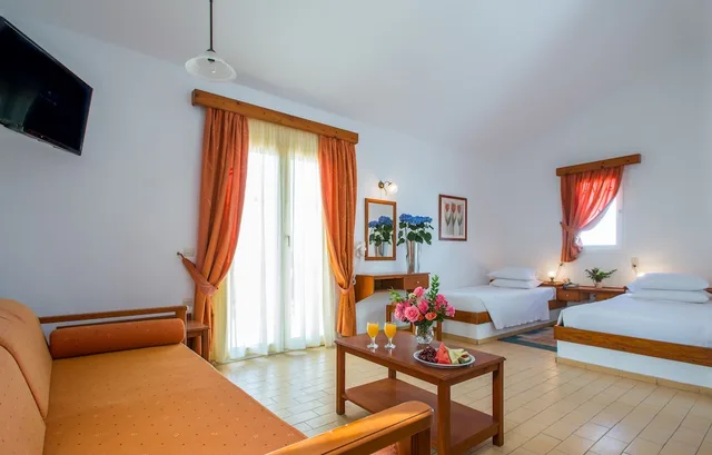 بنغل سوبيريور بسريرين منفصلين بإطلالة على البحر مع أريكة، Hotel Delfinia 1/7