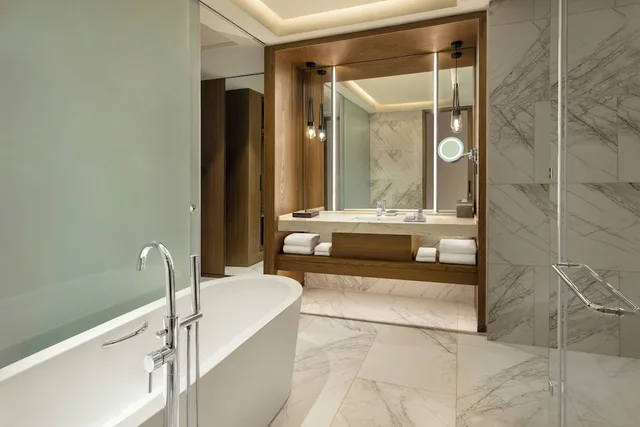 غرفة ديلوكس بسرير كينج بشرفة، Jim Corbett Marriott Resort & Spa 3/4
