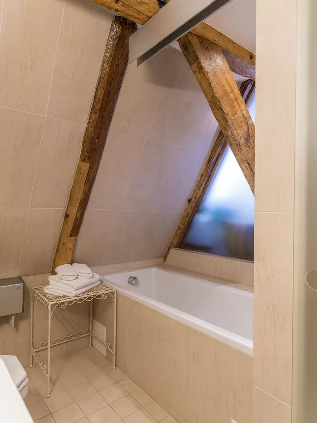جناح بسرير كوين، Cru Hotel 2/2