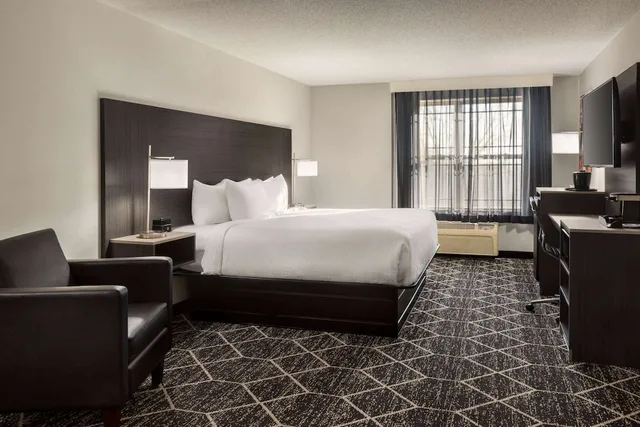 غرفة بسرير كينج، La Quinta Inn and Suites by Wyndham Lake George 1/1