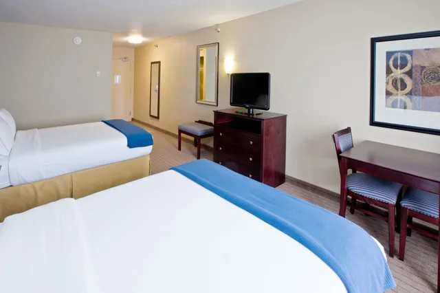 غرفة قياسية بسريرين كوين، Holiday Inn Express Hotel And Suites Shelbyville Indianapolis 2/3