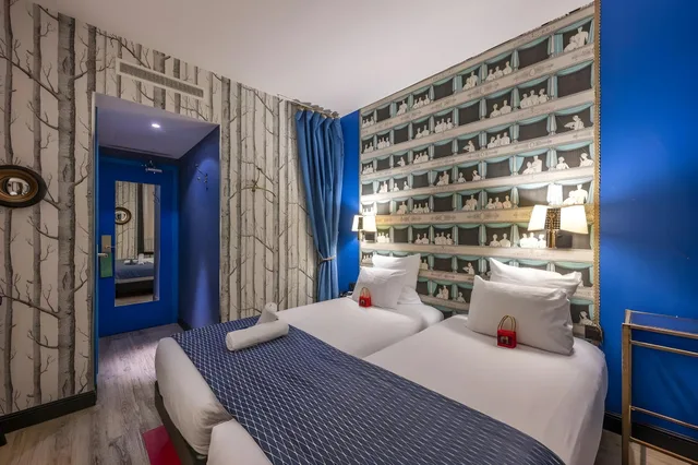 غرفة بسرير كينج وسريرين منفصلين، Hotel Sacha 1/1