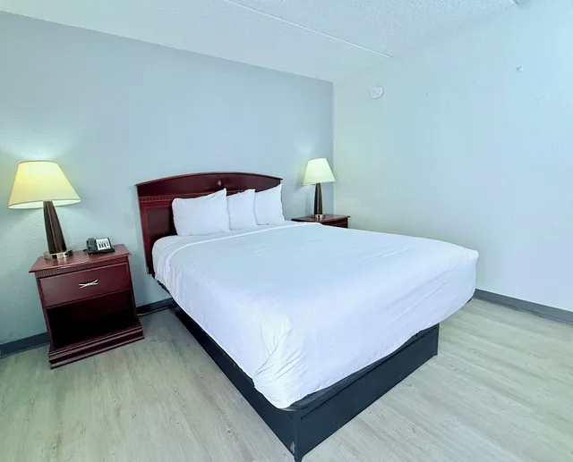 غرفة بسرير كوين يُسمح فيها بالحيوانات الأليفة، Baymont By Wyndham Michigan City 1/2