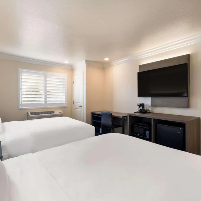 Room, Quadruple, 2 Queen Beds, Comfort Inn Gilroy 3/5
