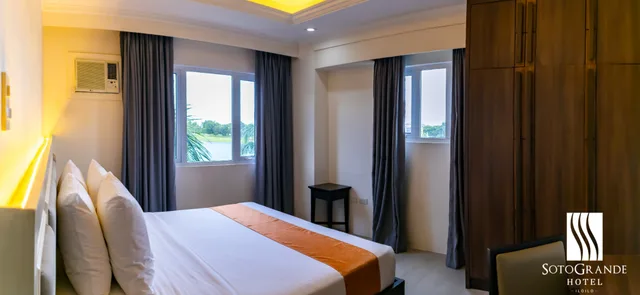 جناح بسرير كينج بإطلالة على البحيرة بغرفة نوم واحدة، Sotogrande Hotel Iloilo 2/2
