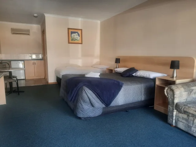 غرفة بسرير كوين وسرير فردي، Arthur Phillip Motor Inn 1/3