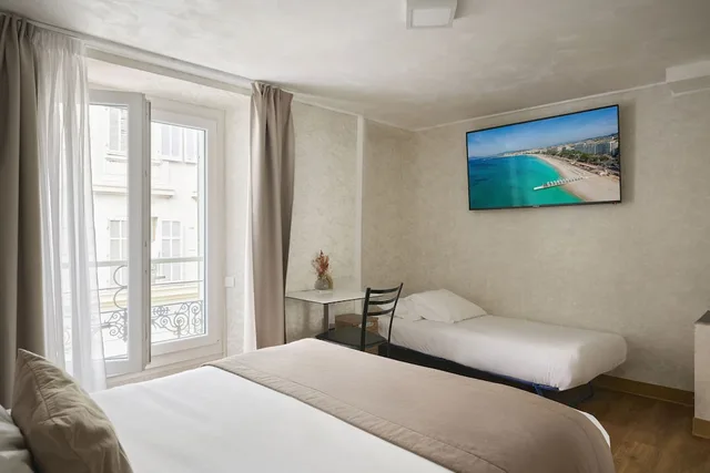 غرفة ثلاثية بسرير مزدوج وسرير فردي، Hotel Des Congres Et Festivals 2/10