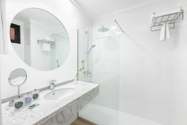 غرفة قياسية بسرير مزدوج بإطلالة على المسبح بشرفة، MUR Hotel Neptuno 2/2