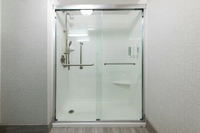 غرفة بسرير كينج مع أريكة، Hampton Inn Newport News-Yorktown 10/10