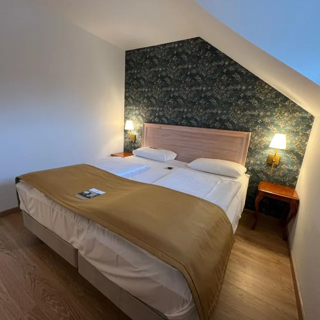 جناح جونيور، Hotel Am Muhlenteich Schwelm 3/10