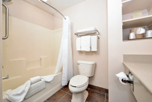 غرفة بسرير كينج، Holiday Inn Express Hotel and Suites Kingman 3/3