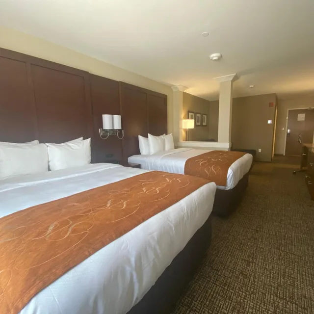 غرفة بسريرين كوين مع أريكة لذوي الإعاقة، Comfort Suites Midland West 1/5