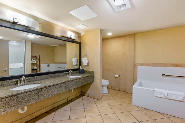 جناح بسرير كينج مع أريكة، Best Western Plus Raton Hotel 3/4