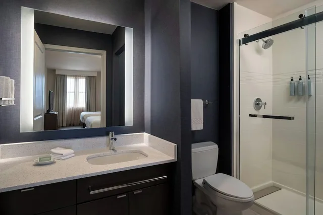جناح تنفيذي بسرير كينج بغرفة نوم واحدة مع أريكة، Residence Inn By Marriott Washington 2/3