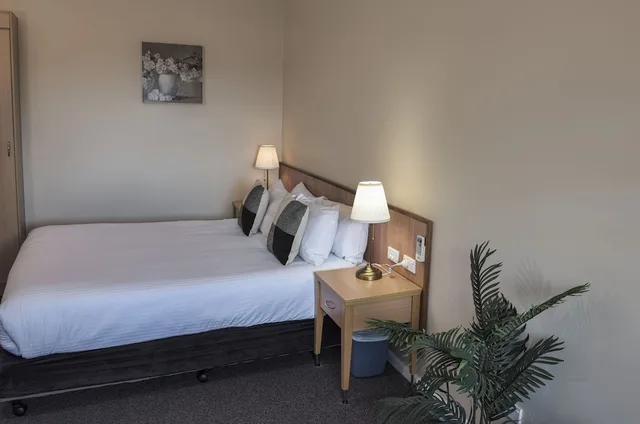 غرفة بسرير كوين، Blue Mountains Heritage Motel 2/2