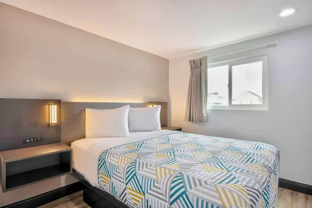 غرفة قياسية بسرير كينج بمطبخ صغير، Studio6 Eureka, CA - Old Town 4/10