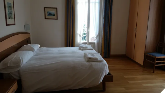 غرفة بسرير مزدوج بإطلالة على الجبل، Hotel Lario 2/3
