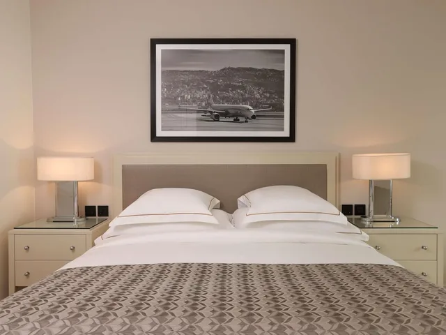 غرفة تنفيذية بسرير كينج بإطلالة على المدينة، Movenpick Hotel Beirut 4/8