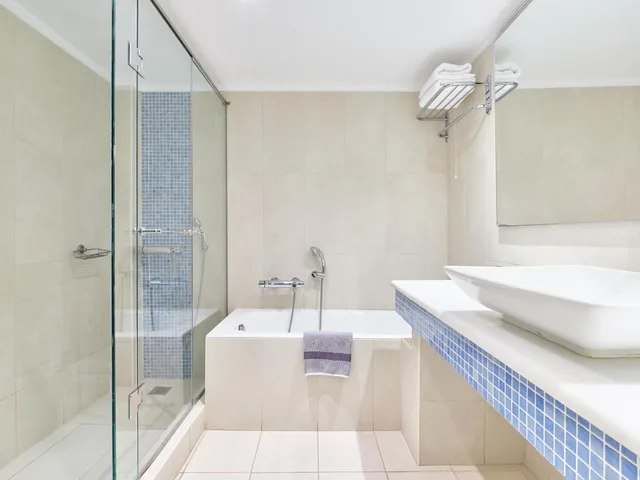 غرفة ديلوكس بسريرين منفصلين، Kinetta Beach Resort Spa 2/2