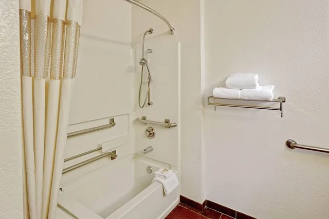 غرفة بسرير كينج لذوي الإعاقة، La Quinta Inn & Suites by Wyndham Las Vegas Red Rock 3/3