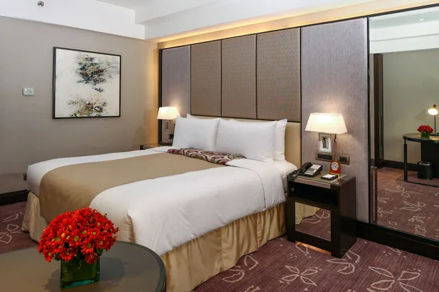 Premier, King Bed, Pool View, Diamond Hotel Philippines 3/4