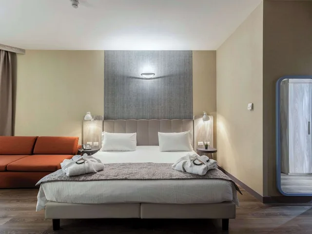 غرفة بريفيليج بسرير كينج بشرفة مع أريكة، MERCURE FIRENZE CENTRO 6/10