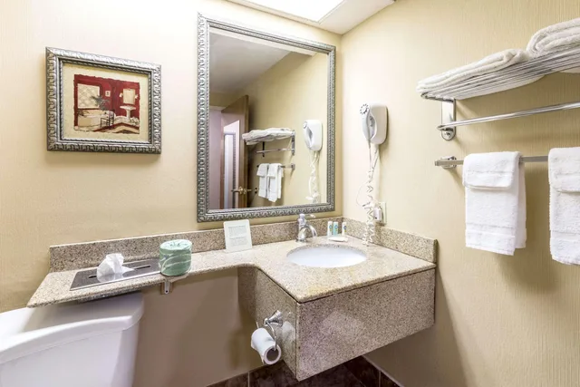 غرفة بسرير كينج، Quality Inn Ripley, WV 8/9