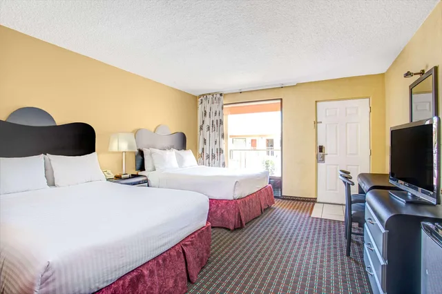 غرفة رباعية بسريرين كوين، Days Inn by Wyndham St. Petersburg Central 2/2