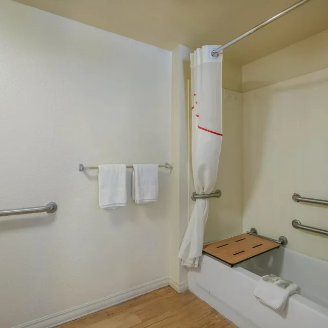 جناح بسرير كينج بجاكوزي لذوي الإعاقة، Red Roof Inn Fairfield 6/6