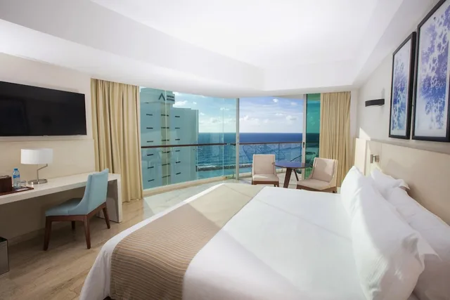 Altitude, Suite, King Bed, Partial View, Corner، Altitude By Krystal Grand Punta Cancun All Inclusive 2/10