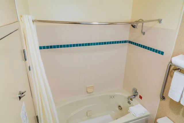 غرفة قياسية بسرير كينج بحوض جاكوزي، Best Western Inn & Suites Ontario 8/8